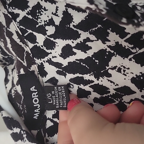 Black and white buttoned up shirt - Picture 2 of 2